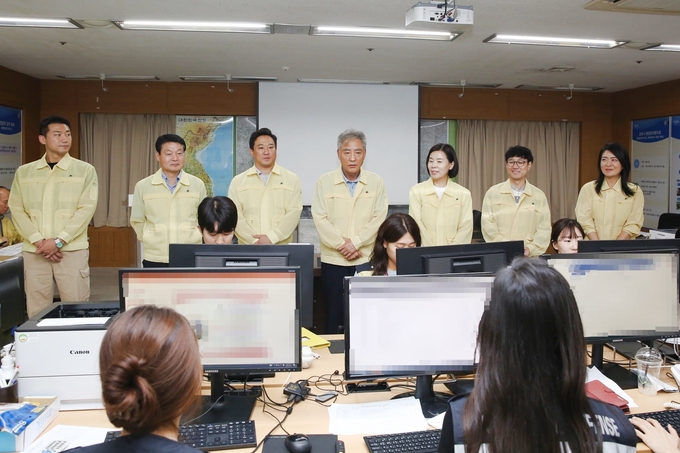 이길호 군포시의회 의장과 부의장·시의원들이 을지연습 상황실을 방문 감사와 응원의 인사를 나누고 있다. (사진=군포시의회 제공) 