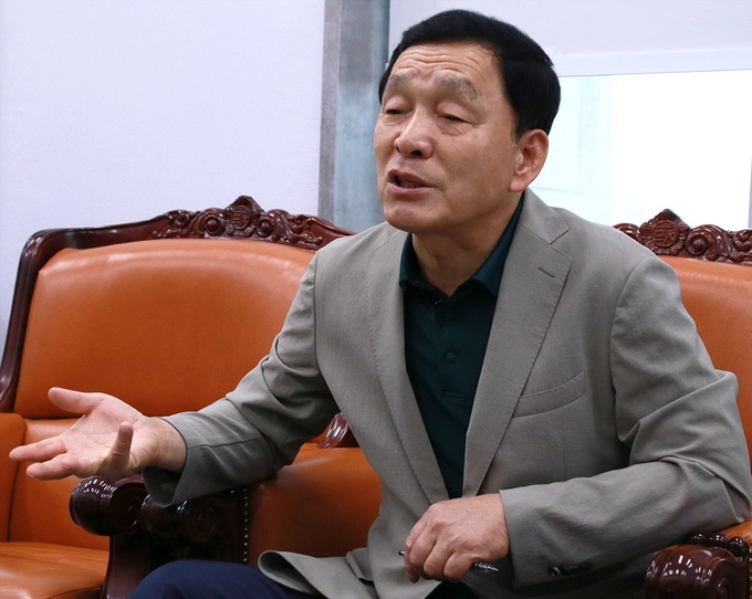 김철민 교육위원장이 경기신문 '창간 21주년 특집 대담'에서 교육위 현안과 지역 이슈에 대해 설명하고 있다. (사진=김철민 위원장실 제공)