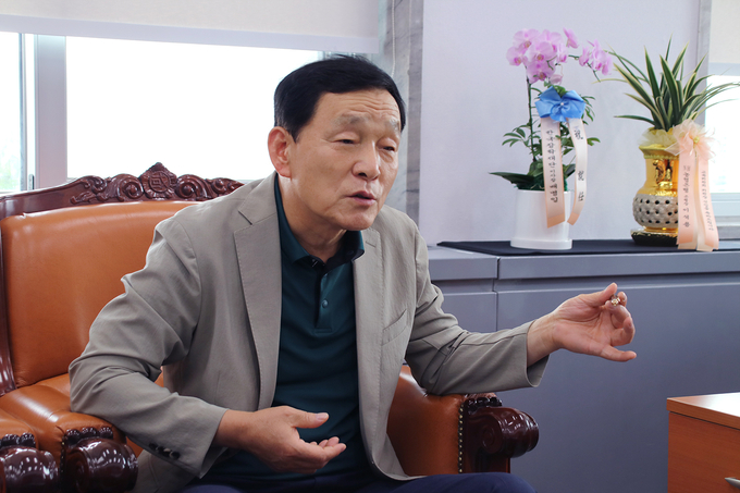 김철민 교육위원장이 경기신문 '창간 21주년 특집 대담'에서 교육위 현안과 지역 이슈에 대해 설명하고 있다. (사진=김철민 위원장실 제공)
