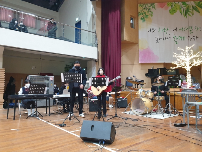  ‘수능 응원 예배’에서 특송을 하고 있는 경화여자고등학교 교사들. (사진=경화여자고등학교 제공)