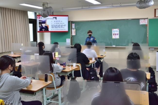  코로나19가 한창인 가운데 진로 특강을 실시한 경화여자고등학교. (사진=경화여자고등학교 제공)