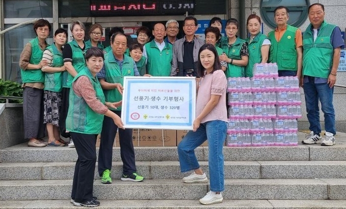 지난 15일 인천 동구 금창동 새마을부녀회가 선풍기‧생수 기부행사 후 기념촬영을 하고 있다. ( 사진 = 동구 제공 )
