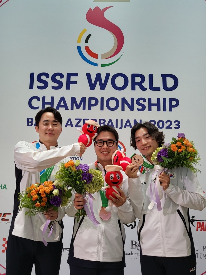 23일 아제르바이잔 바쿠국제사격장에서 열린 제52회 바쿠 세계사격선수권대회 남자부 25m 속사권총 단체전에서 3위에 입상한 (왼쪽부터) 김서준(경기도청), 송종호(IBK기업은행), 이건혁(상무)이 기념사진을 찍고 있다. (사진=경기도청 사격팀 제공)