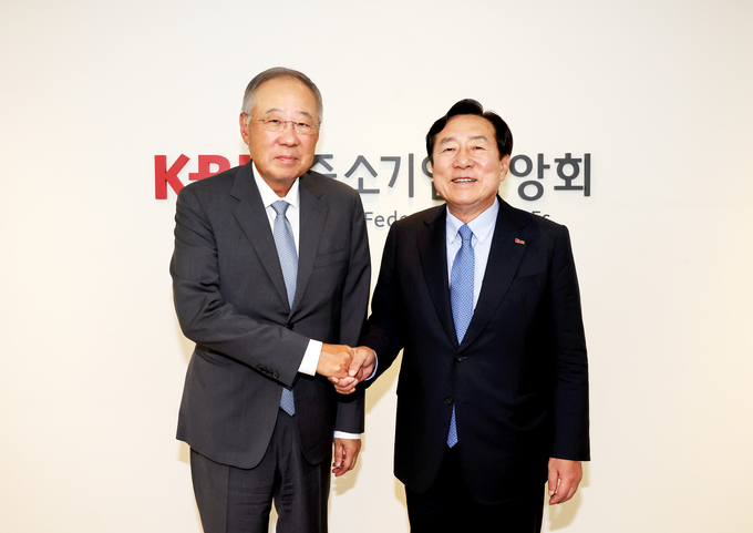 (왼쪽부터) 류진 전경련 회장, 김기문 중기중앙회장. (사진=중소기업중앙회 제공)