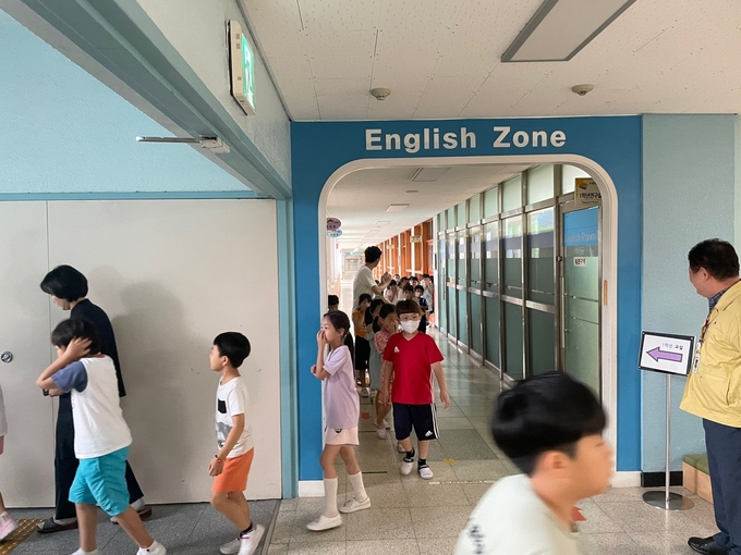용인교육지원청이 흥덕초등학교에서 학생들과 함께 민방공 대피훈련을 실시하고 있다. (사진=용인교육지원청)