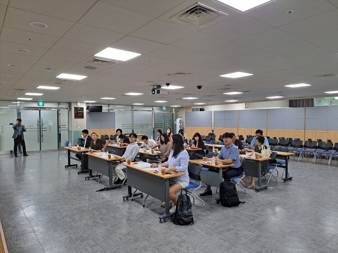 용인특례시가 기흥구청 다목적홀에서 제3기 민관협치위원을 대상으로 소통법 등을 교육하고 있다. (사진=용인시 제공)