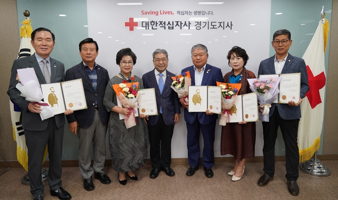 23일 대한적십자사 경기도지사(회장 이재정)는새롭게 선출된 임·위원에게 선임증을 전달했다. (사진=대한적십자사 경기도지사)