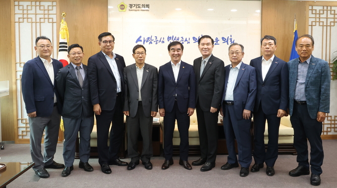 염종현 경기도의회 의장이 지난 22일 경기지역 중소기업인들은 만나 업계 주요현안과 지원방안을 논의한 뒤 기념촬영을 하고 있다. (사진=경기도의회 제공)