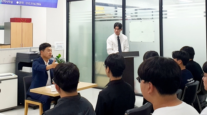 23일 더불어민주당 무지역위원회(이병진 위원장 직무대행)는 더불어민주당 김석현 대학생 위원장과 수원시 대학생들이 참여하는 '대학생위원회 정책간담회'를 가졌다. (사진=더불어민주당 수원시 무지역위원회 제공)