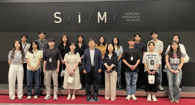 23일 삼성이노베이션뮤지엄에서 김용덕 영통구청장과 수원시 공무원들이 기념 촬영을 하고 있다. (사진=수원시 제공)