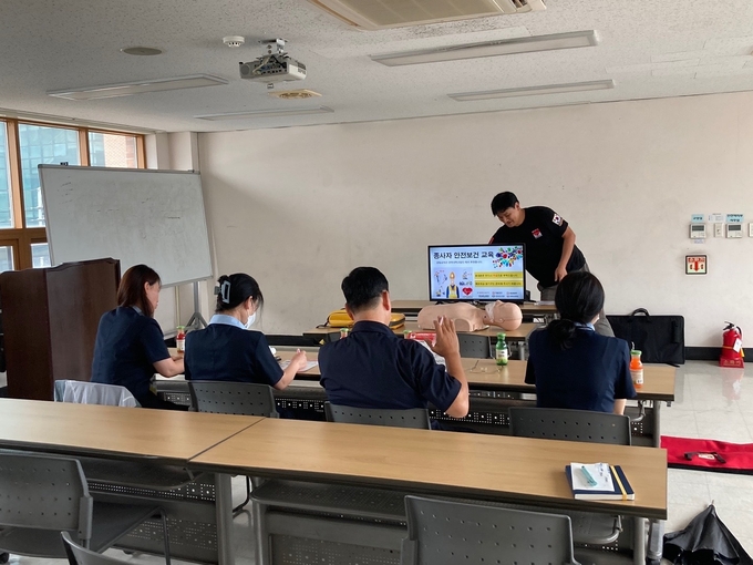 코레일 인천관리역 직원 대상 심폐소생술 교육 실시 하고 있다. (사진=코레일 수도권광역본부 제공) 