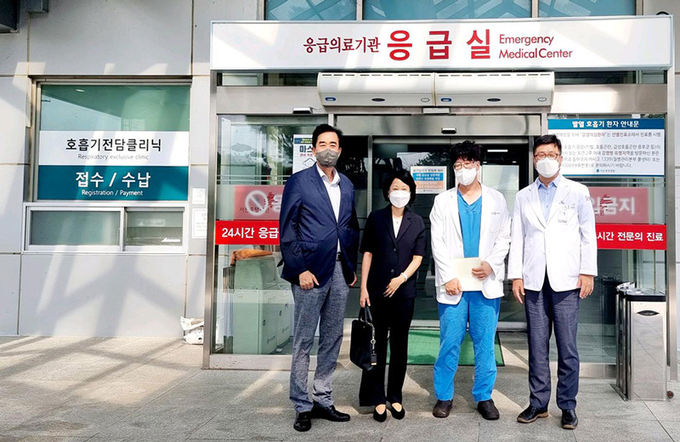 (왼쪽부터) 시화병원 방효소 행정원장, 진료협력 황영숙 팀장, 서산중앙병원 박일재 진료부원장, 시화병원 진료협력 김영진 센터장이 업무협약체결을 진행하고 기념사진을 촬영을 했다. (사진=시화병원 제공)