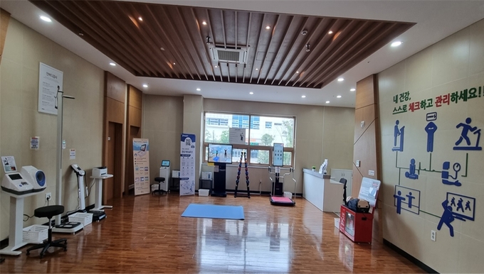 광명시는 시민 누구나 일상에서 손쉽게 건강관리를 할 수 있도록 소하동과 광명동 지역에 스마트 건강체험관을 설치하여 지난 22일부터 운영하고 있다. (사진=광명시 제공)