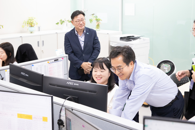김동연 경기도지사는 지난 22일 긴급복지 핫라인 개설 1년을 맞아 담당 부서를 찾아 직원들을 격려했다. (사진=경기도 제공)