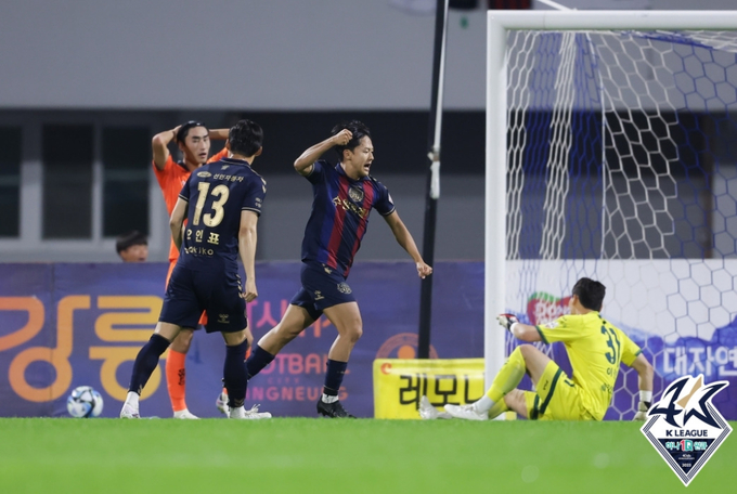 프로축구 K리그1 수원FC는 25일 수원종합운동장에서 열리는 하나원큐 K리그1 2023 28라운드에서 인천 유나이티드와 홈경기를 진행한다. 사진은 수원FC 이승우가 27라운드 강원FC와 경기에서 득점에 성공한 뒤 기뻐하는 모습. (사진=한국프로축구연맹 제공)