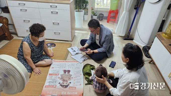 서정대 HiVE 센터는 독거노인가구에 정서교감 및 건강관리를 돕는 AI 돌봄 로봇을 전달했다. (사진=서정대 제공)