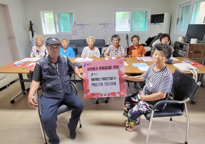 제이에스개발건설(주)가 용인시 정수리 경로당에 62만 원 상당의 책상과 걸상을 기탁했다. (사진=용인시 제공)