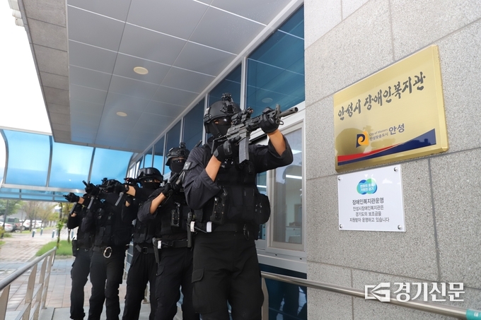 '2023 UFS 연습 일환으로 '안성시 장애인복지관'에서 테러상황을 가정한 민관군경소방 통합방위훈련을 실시 현장. (사진=제55보병사단 공보정훈참모부 제공)