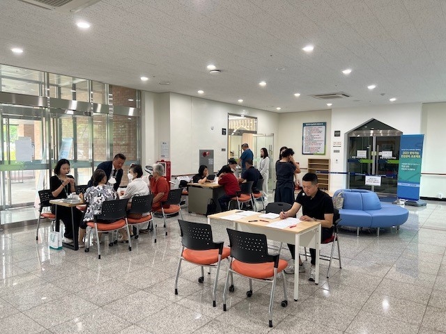 용인도시공사가 명주병원과 함께 ‘찾아가는 건강관리’를 진행하고 있다. (사진=용인도시공사 제공)