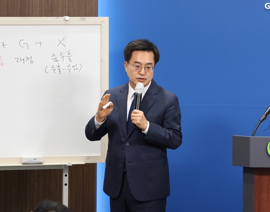 김동연 경기도지사가 25일 경기도청 브리핑룸에서 ‘2023년도 제1회 추경 관련 기자회견’을 열고 경제 성장 과정에서 재정의 의미를 설명하고 있다. (사진=경기도 제공)