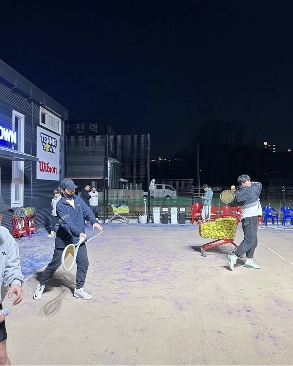 테니스타운 직장인들이 야간에 레슨을 받고 있다. (사진=천용남 기자)