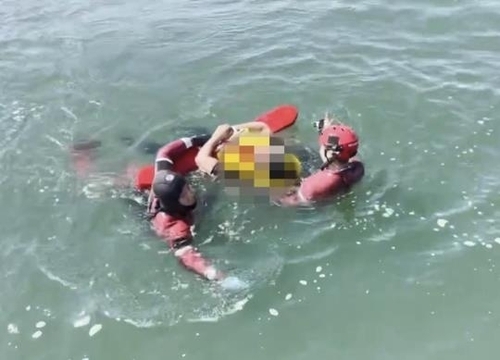 지난 25일 오후 인천 중구 팔미도 인근 바다에 빠진 40대 남성이 해경에 구조되고 있다. ( 사진 = 인천해양경찰서 제공 )