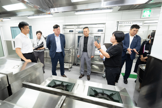 지난 25일 인천시의회 교육위원회가 아라초등학교와 한들초등학교를 방문해 준비 상황을 점검하고 있다. ( 사진 = 인천시의회 제공 )