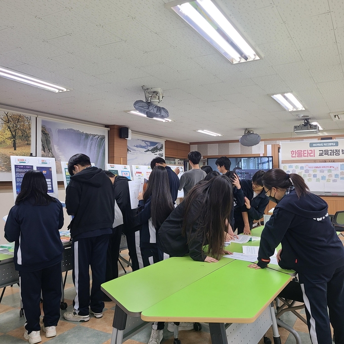  덕산고등학교 ‘한울타리 교육과정’ 박람회가 개최 중인 모습. (사진=덕산고등학교 제공)