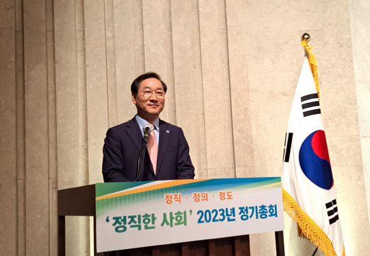 25일 서울 서초구 양재동 L타워에서 열린 정기총회에서 유정복 인천시장이 인사말을 하고 있다. ( 사진 = 정직한 사회 제공 )
