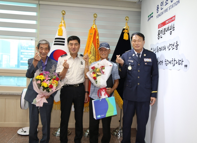 용인소방서가 '경기소방 역사를 찾아라' 이벤트 유물 기증자에 표창 및 감사의 마음을 전달했다. (사진=용인소방서 제공)