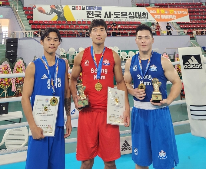 성남시청이 27일 전남 고흥군 팔영체육관에서 열린 제52회 대통령배 전국시도복싱대회 마지막 날 종합준우승을 달성했다. 사진은 대회에서 금메달을 획득한 성남시청 (왼쪽부터) 류대현, 손석준, 김택민의 모습. (사진=경기도복싱협회 제공)