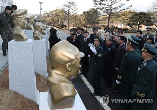 2018년 3월 1일 서울 육군사관학교에서 독립전쟁 영웅 5인 흉상 제막식이 열리고 있다. 육사는 독립전쟁에 일생을 바친 홍범도, 김좌진, 지청천, 이범석 장군, 그리고 신흥무관학교를 설립한 이회영 선생의 흉상을 탄피 300kg을 녹여 제작했다. (사진=연합뉴스)