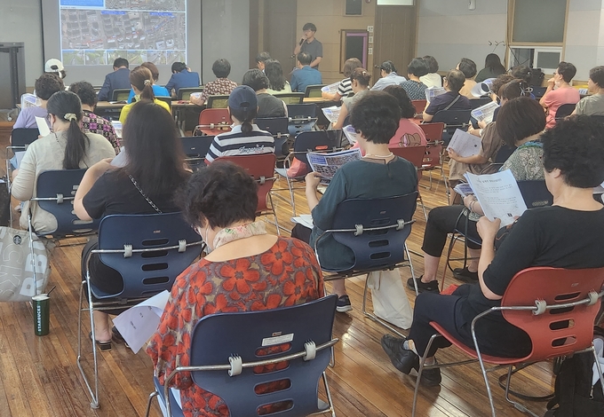 지난 25일 오후 인천 남동구 논현2동 행정복지센터에서 실개천 정비사업 주민설명회가 열리고 있다. ( 사진 = 남동구 제공 )