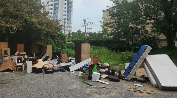 인천 연수구 청학동 영남아파트 단지 안에 이사 간 주민들이 버린 생활폐기물이 아무렇게나 널려있다. ( 사진 = 박지현 기자 )