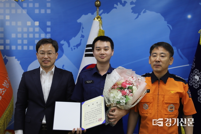 (사진 왼쪽부터)하성일 경인지방병무청장, 정들샘 사회복무요원, 서병주 분당소방서장이 기념촬영을 하고 있다. (사진=분당소방서 제공)