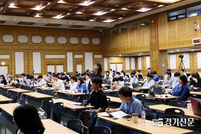 젊은 의학자를 위한 연구 워크숍 진행 중 참석자가 질문을 하고 있다. (사진=분당서울대병원 제공)
