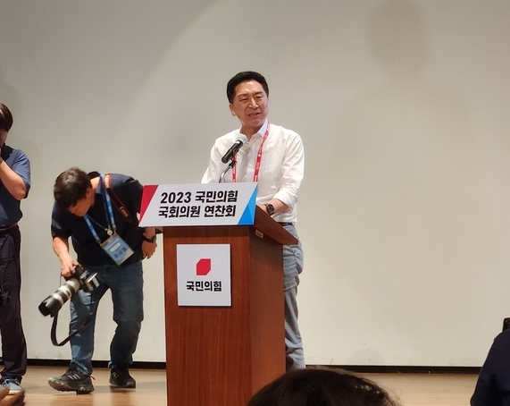 김기현 국민의힘 대표가 28일 인천국제공항공사 인재개발원에서 열린 2023 국민의힘 국회의원 연찬회에 참석해 모두발언을 하고 있다. (사진=김한별 기자)