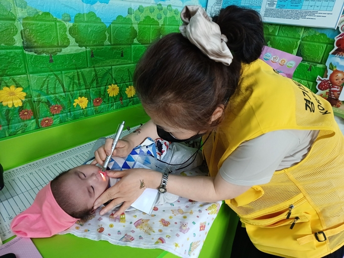 지난 7월 몽골 울란바토르에서 경기도의료봉사단원이 어린 환자를 진찰하고 있다. (사진=경기도의사회 제공)