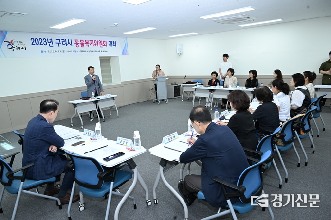 구리시는 25일 여성행복센터에서 동물의 복지에 관해 자문·심의하는 동물복지위원회를 발족한데 이어 동물보호를 지도하고 계몽하는 명예동물보호관을 선임해 위촉식을 가졌다. 구리시 동물복지위원회는 동물복지에 관한 사항 등에 대해 자문 및 심의하는 역할을 수행하게 되는데 부시장을 위원장으로 공무원 3명과 민간위원 7명으로 구성돼 있다. (사진=구리시 제공)