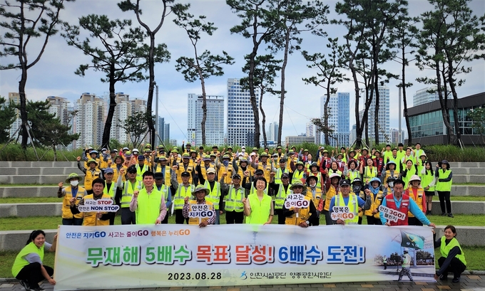 인천시설공단 영종공원사업단이 무재해 5배수 달성을 자축하고 단체 기념촬영을 하고 있다. ( 사진 = 인천시설공단 제공 )