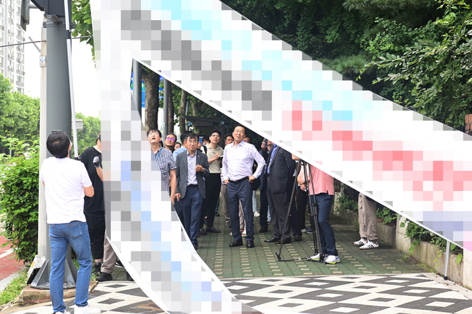 인천 연수구가 민선 8기 1년을 맞아 실시한 구정운영 설문조사에서 정당현수막 철거 등이 '잘했다' 평가를 받았다. 사진은 정당현수막 철거 첫날인 지난달 12일 모습. ( 사진 = 연수구 제공)