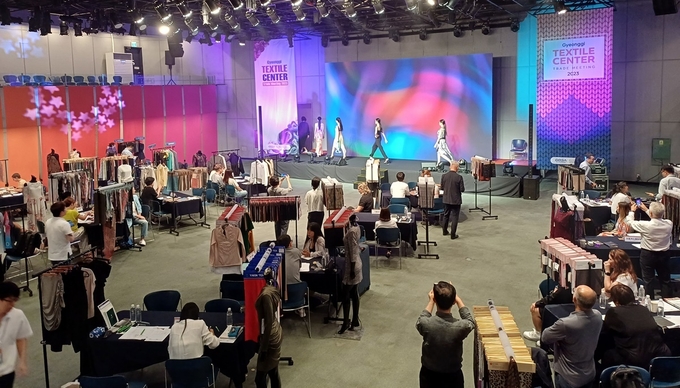 지난 25일 서울 삼성동 섬유회관에서 해외바이어 초청 수출상담회가 진행되고 있다. (사진=경기도 제공)