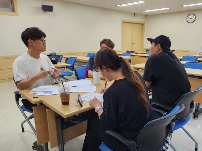 29일 수원시농업기술센터에서 농업기술센터 직원들이 청년농업인을 대상으로 컨설팅을 하고 있다. (사진=수원시 제공)