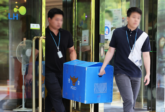 29일 오후 경기도 성남시 LH 경기남부지역본부에서 철근 누락 의혹 수사 관련 압수수색을 마친 경찰이 압수품을 옮기고 있다. (사진=연합뉴스)