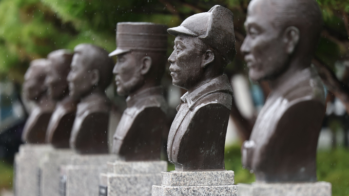 국방부가 육군사관학교 교내뿐 아니라 국방부 청사 앞에 설치된 홍범도 장군 흉상에 대해서도 필요시 이전을 검토하고 있다고 밝힌 가운데 서울 용산구 국방부 청사 앞에 설치된 고 홍범도 장군 흉상 모습. (사진=연합뉴스)