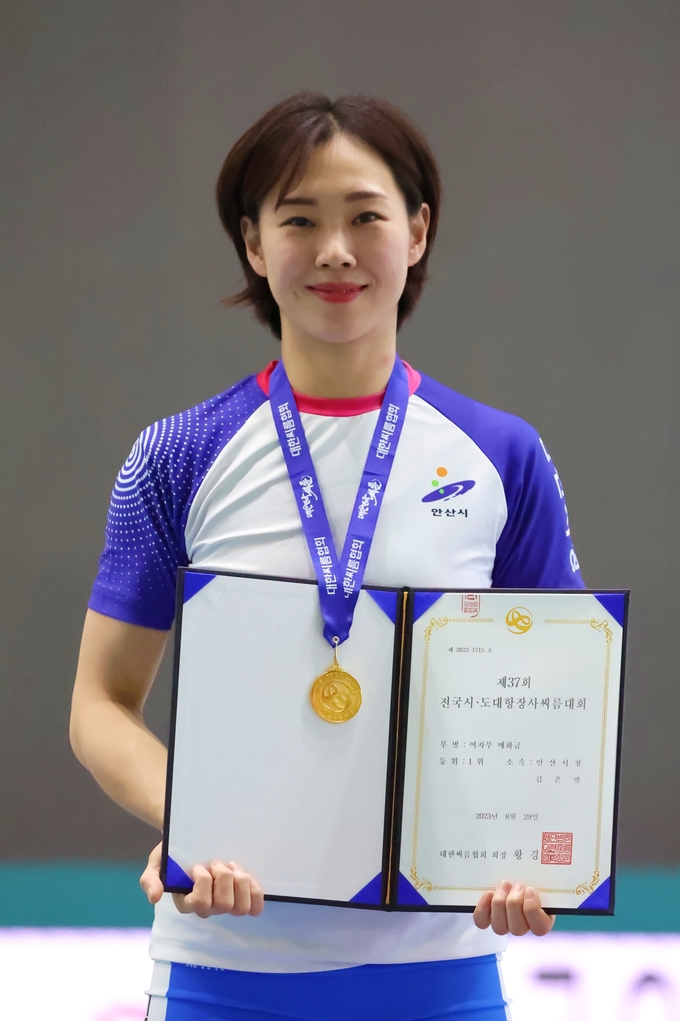 29일 경남 창녕군 창녕국민체육센터에서 열린 제37회 전국시·도대항장사씨름대회 이틀째 여자부 매화급(60㎏급)에서 우승한 김은별(안산시청)이 기념사진을 찍고 있다. (사진=대한씨름협회 제공)