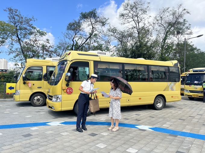 오산경찰서는 어린이 통학버스 관계기관을 데상으로 합동점검을 실시하고 있다. (사진=오산경찰서 제공)