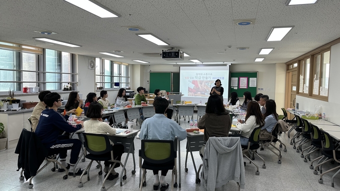  저경력 교사 대상 송린중학교 자체 연수가 진행 중인 모습. (사진=송린중학교 제공)