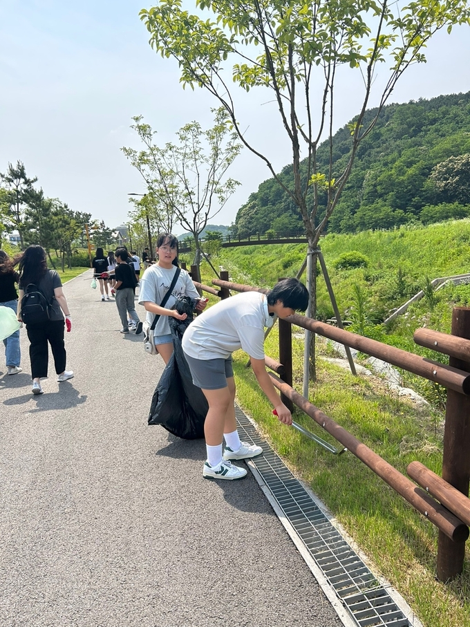  송린중학교의 대표 행사 중 하나인 ‘동내 쓰담 플로깅’. (사진=송린중학교 제공)