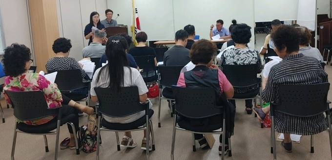지난 24일 인천 동구 화수1‧화평동 행정복지센터에서 동구희망지기 대상 전수조사 교육을 진행하고 있다. ( 사진 = 동구 제공 )